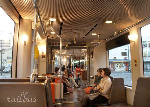 岡山電気軌道MOMO, 車内
