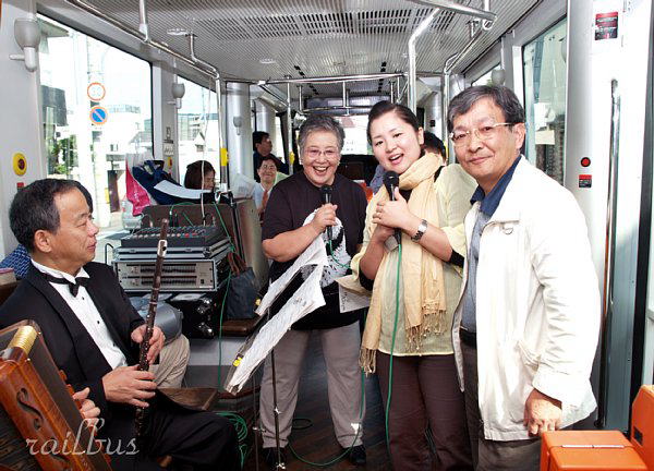 岡山電気軌道コンサート電車車内