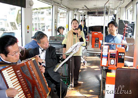 岡山電気軌道コンサート電車車内