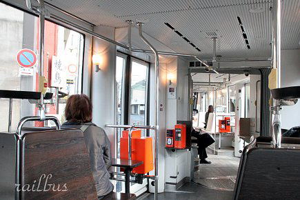 岡山電気軌道MOMO2車内