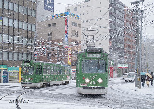 札幌市電雪景色すれ違い