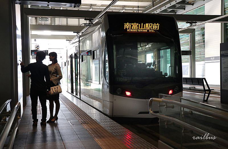 富山地鉄市内線富山駅ホーム