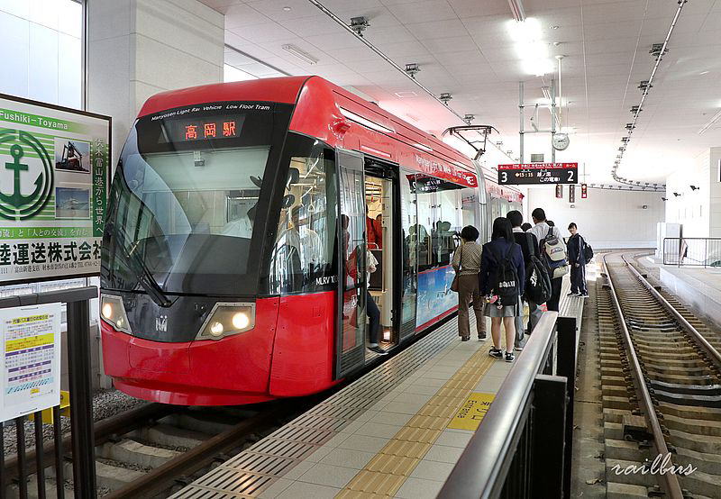 万葉線高岡駅