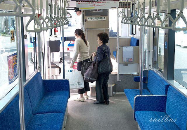 伊予鉄道市内線2100形車内