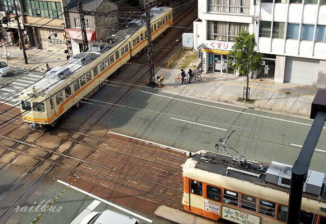 伊予鉄道市内線平面交差俯瞰