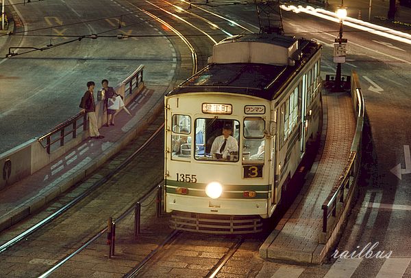 熊本市電熊本城前夜景