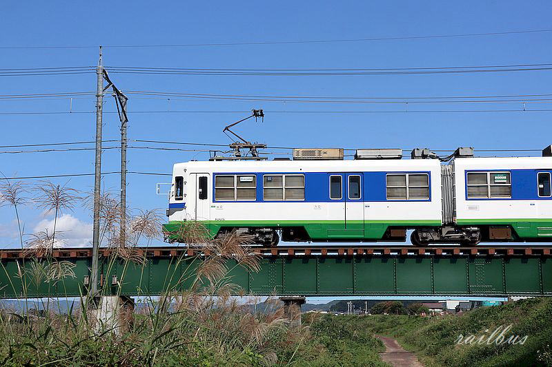 日野川鉄橋見上げる