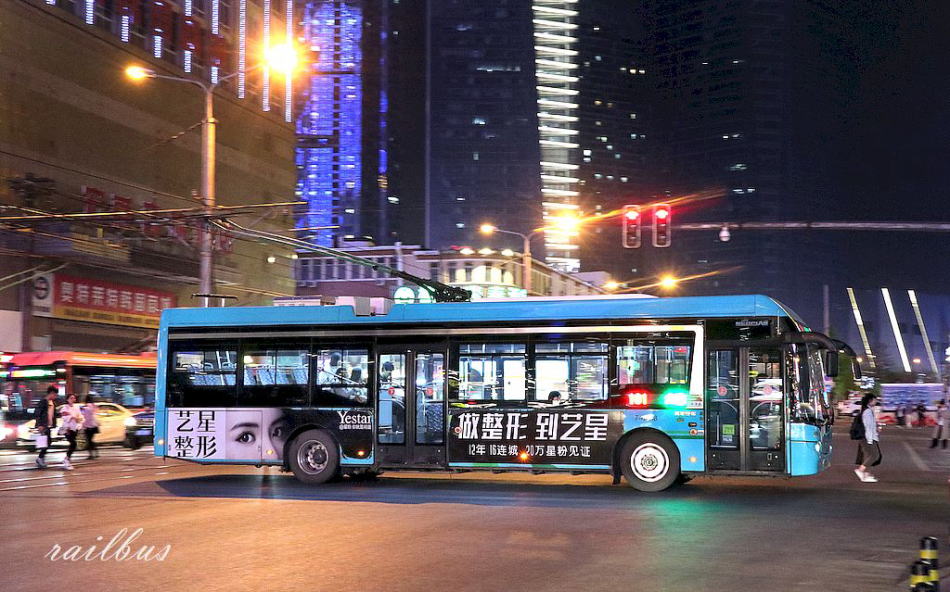 大連のトロリーバス大連火車站夜景