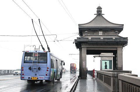 武漢のトロリーバス, 長江大橋