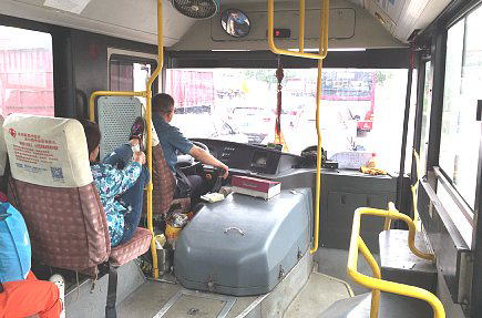 五陽煤砿バス車内