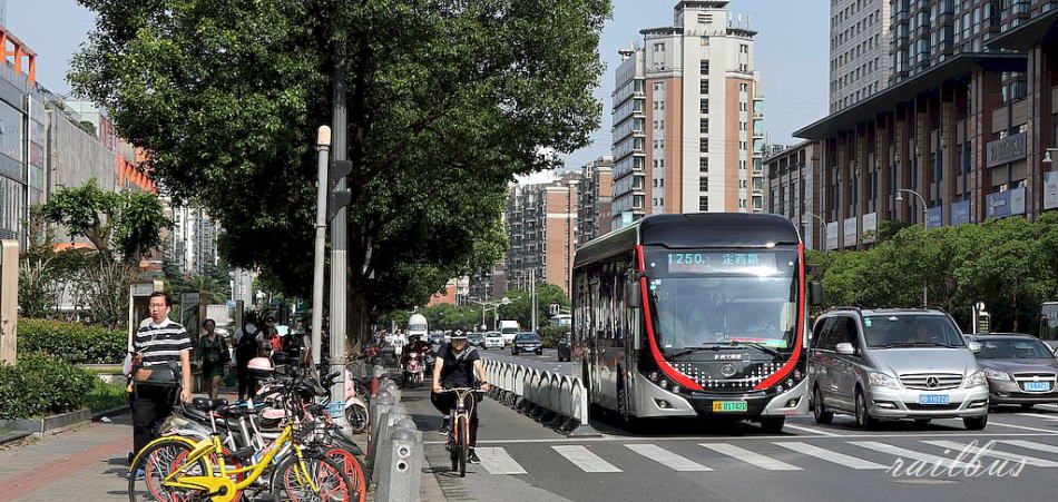上海のBRT[71]支線系統天山路