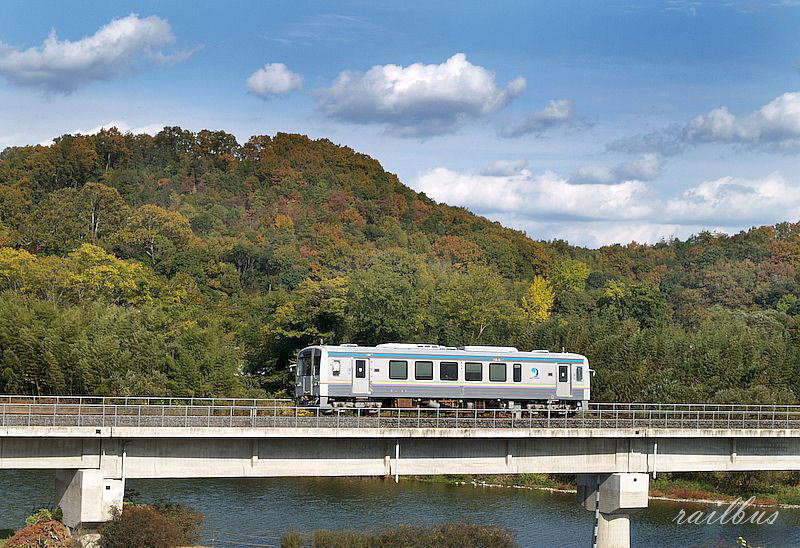 井原鉄道小田川橋梁秋色
