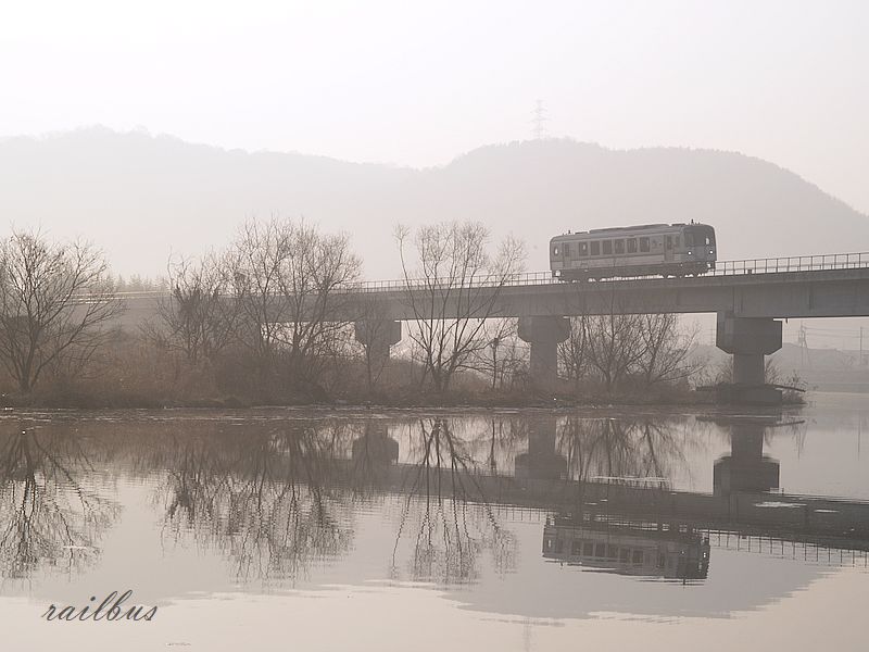 井原鉄道小田川橋梁モノトーン