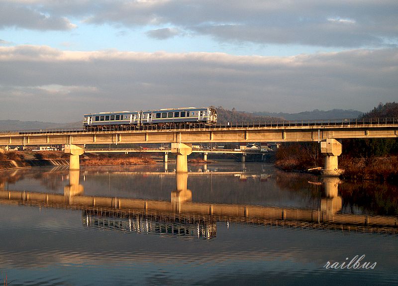 井原鉄道小田川橋梁朝日を浴びて