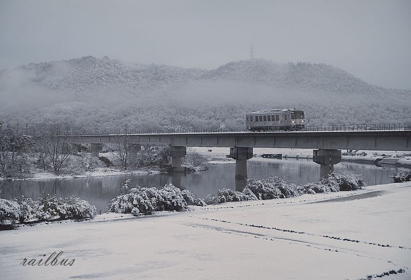 井原鉄道小田川橋梁雪の朝